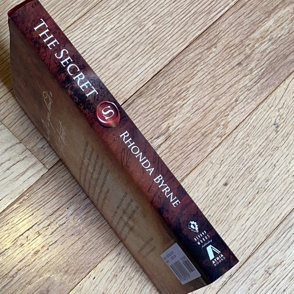 The Secret hard back with paper cover,  brand new. - Picture 2 of 7